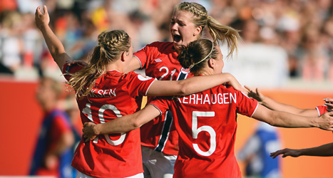 Norska spelare jublar över mål mot Tyskland i fotbolls-EM.
Foto: Patric Söderström/Scanpix.