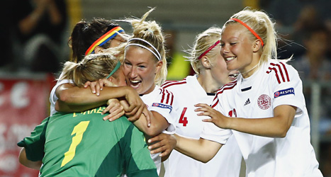 Danska spelare firar segern över Frankrike i fotbolls-EM.
Foto: Stefan Jerrevång/Scanpix.