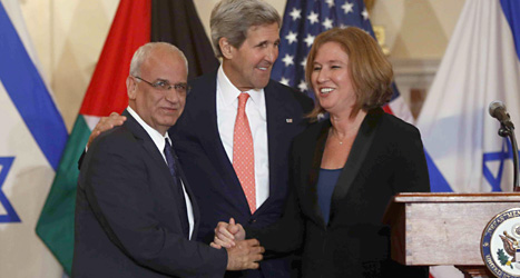 USAs utrikesminister John Kerry tillsammans med palestiniern Saeb Erekat och Israelen Tzipi Livni. Foto. Charles Dharapak/Scanpix.