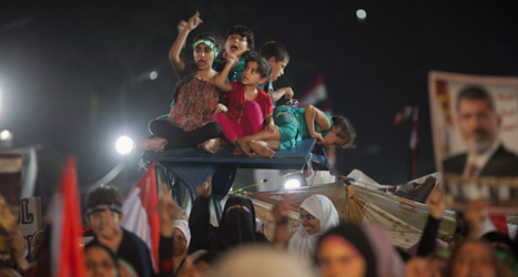 Människor protesterar mot att Egyptens demokratiskt valde president har satts i fängelse. Foto: Khalil Hamra/Scanpix.