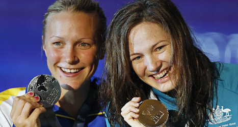 Sarah Sjöström med sin silvermedalj och vinnaren Cate Cambell från Australien. Foto: Daniel Ochoa de Olza/Scanpix