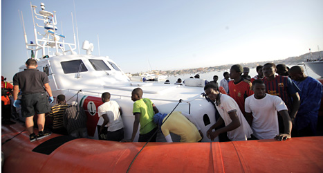 De afrikanska flyktingarna är på väg i land i Italien. Foto: Francesco Malavolta /Scanpix
