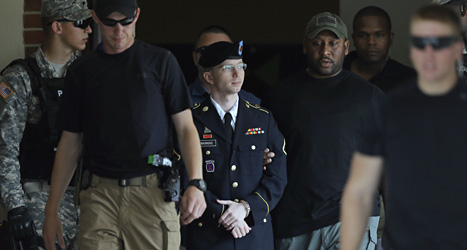 Manning på väg in i domstolen. Foto: Patrick Semansky /Scanpix