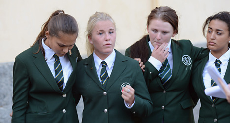 Eleverna på Lundberg är förtvivlade. De får inte börja på sin skola. På bilden är Ellie Thore, Beata Ekman, Jennifer Rigaard och Michelle Lenz. Foto: Fredrik Sandberg /Scanpix