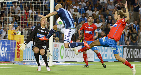 Djurgårdens Petter Gustafsson gör mål i slutminuterna av matchen mot Helsingborg. Foto: Bertil Enevåg Ericson/Scanpix.