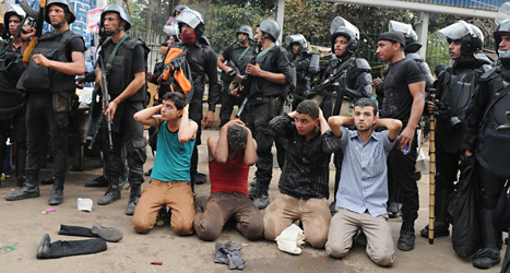 Många människor fängslades i Egypten på onsdagen. De har protesterat mot att militärer tagit makten i landet. Foto: Mohammed Asad/AP/Scanpix.