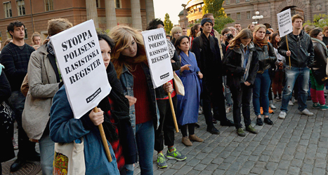 Människor protesterar mot polisens listor över romer. Foto: Tomas Oneborg/Scanpix.