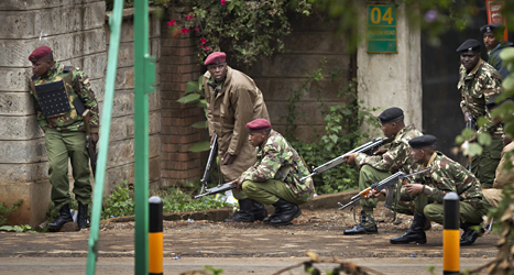 Militärer utanför varuhuset i Nairobi där terroristerna finns. 
Foto: Ben Curtis/Scanpix.