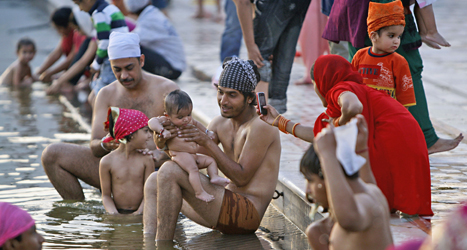 Snart är Indien det land i världen där det bor mest folk. Foto: Mustafa Quraishi/Scanpix.