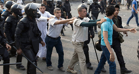 Människor protesterar mot att Egyptens president sitter i fängelse.
Många blev dödade i bråk med poliser och militärer. 
Foto: Nemeer Galal/TT