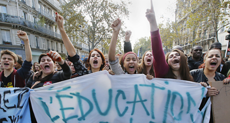 Folk i Frankrike protesterar mot att en flicka från Kosovo 
hämtats i skolan och blivit utvisad. Foto: Francois Mori/TT.