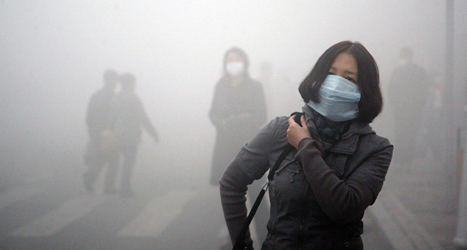 Så här såg det ut i staden Harbin i Kina på måndagen. En smutsig dimma täckte hela staden. Foto: Kyodo News/TT.