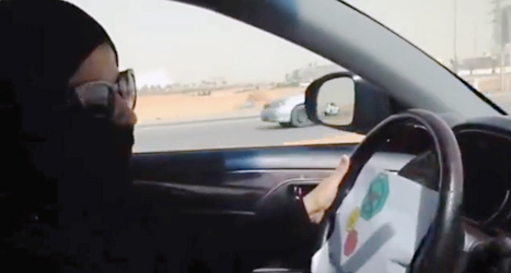 Kvinnor i Saudiarabien får inte köra bil. I helgen protesterade kvinnor genom att köra bil i alla fall. Foto: AP/TT.