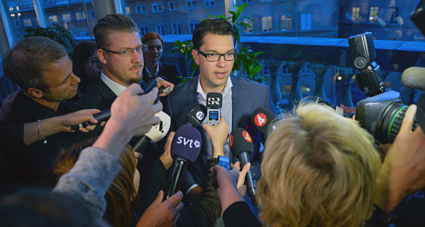 Journalister pratar med Sverigedemokraternas ledare Jimmie Åkesson om tårtattacken. Foto: Janerik Henriksson/TT