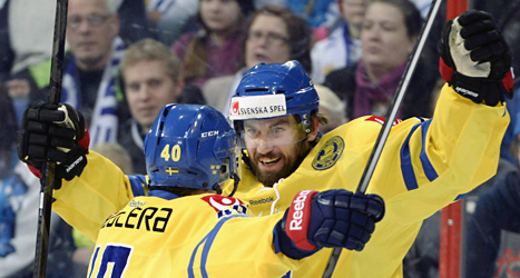 Sveriges spelare jublar över mål mot Finland. Foto: Nukari Lehtikuva/TT.