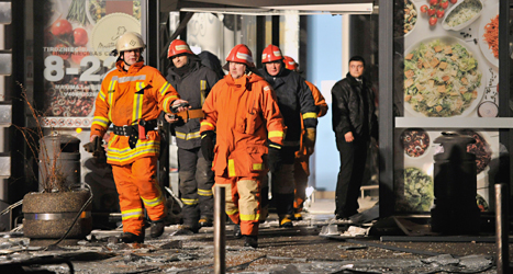 Räddningsarbetare vid varuhuset där taket rasade. Foto: Roman Koksarov/TT.