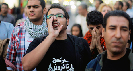 Människor protesterar mot de nya lagarna i Egypten. Foto: Amr Nabil/TT.