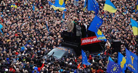 Masssor av människor protesterar i Ukrainas huvudstad Kiev.
Foto: Sergej Grits/TT.