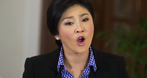 – Folket ska få rösta. Det blir ett nytt val i Thailand, säger landets ledare Yingluck Shinawatra. Foto: Sakchai Lalit/TT.