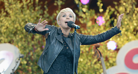 Petra Marklund på scenen i Allsång på Skansen i somras. Foto. Bertil Enevåg/TT.