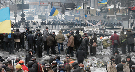 I flera månader har människor protesterat i Ukrainas huvudstad. Poliserna har inte kunnat stoppa protesterna. Foto: Efrem Lukatsky /TT