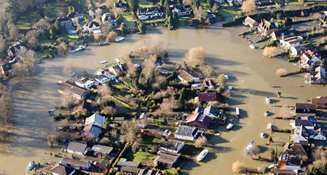 Byn Sheperton i England är en av många byar och städer som är översvämmade. Foto: Steve Parsons /AP /TT