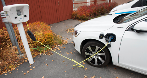 En elbil laddas vid särskilda stolpar. Foto: Fredrik Sandberg /TT