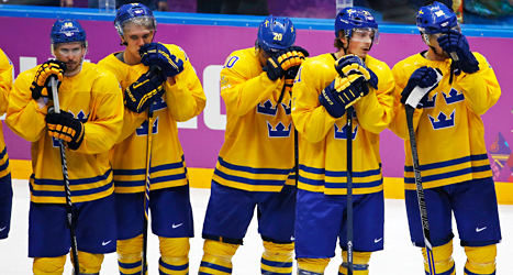 Spelarna är besvikna. Sverige förlorade matchen mot Kanada och fick silver i OS. Foto: Petr David Josek /AP /TT.