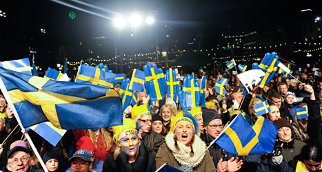 Många människor kom till Kungsträdgården i Stockholm för att fira Sveriges OS-hjältar. Foto: Jessica Gow /TT.