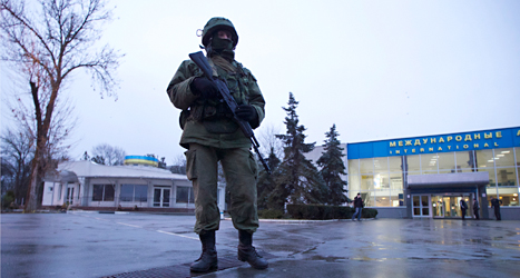 En man med vapen utanför en flygplats i staden Simferopol. Foto: Ivan Sekretarev /TT