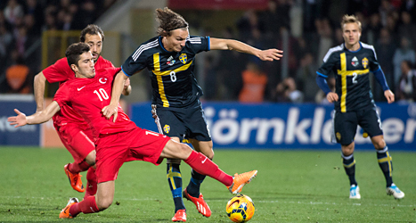 Sveriges Albin Ekdal i kamp med en turkisk spelare. Foto: Andes Wiklund/TT.