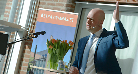 Statsminister Fredrik Reinfedt säger att regeringen ska ge pengar till att
utbilda fler lärare. Foto: Bertil Enevåg/TT.