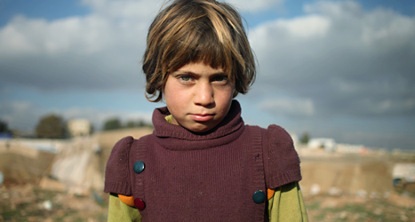 Sawsan Ali, sex år, är ett av alla barn i Syrien som tvingats fly från sitt hem. Foto: Mohammad Hannon/TT.