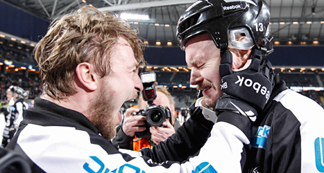 Sandvikens Magnus Muhrén gråter av glädje efter segern i SM-finalen i bandy. Foto. Pernilla Wahlman/TT.