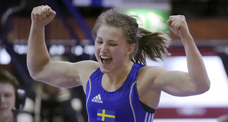 Johanna Mattsson jublar. Hon har vunnit EM-guld i brottning. 
Foto: Timo Jaakonaho/TT.