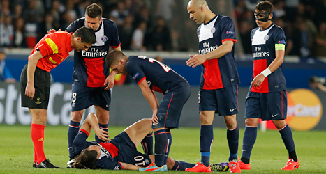 Zlatan ligger skadad på gräset. Han skadades i matchen mot Chelsea i Champions League. Foto: Michel Euler/TT.