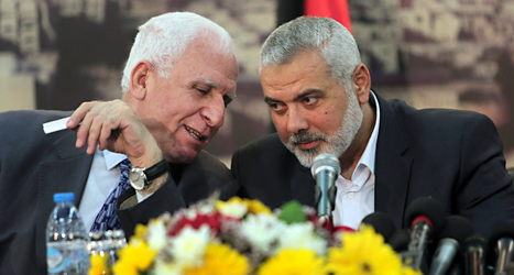 De två palestinska ledarna. Azzam al-Ahmad från Fatah och Ismail Haniyeh från Hamas. Foto: Adel Hana/TT