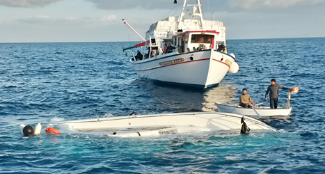 En av båtarna som välte i havet utanför den grekiska ön Samos.
Foto: Hellenic Coast Guard/TT.