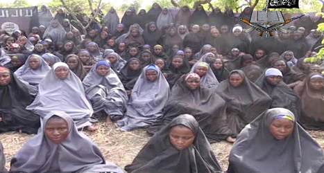 Terrorgruppen Boko Haram säger att kvinnorna på bilden är de kidnappade skolflickorna som gruppen rövat bort. Om det är sant vet ingen än. Foto: AFP/TT.