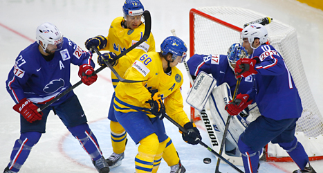 Svenska spelare framför Frankrikes mål. Foto: Sergej Grits/TT.