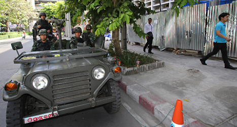 Thailändska soldater på gatorna i huvudstaden Bangkok.
Militärerna har tagit över polisernas arbete i Thailand. 
Foto: Sakchai Lalit/TT.