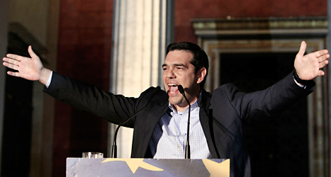 Det grekiska partiet Syrizas ledare Alexis Tsipras talar till folk i huvudstaden Aten på måndagen. Foto: AP/TT