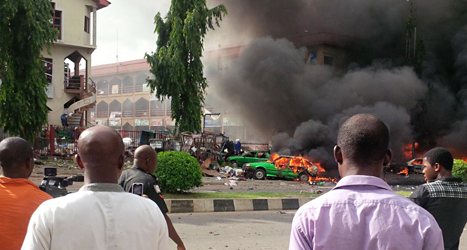 Svart rök sprider sig efter sprängningen i Abuja. Foto: AP/TT.