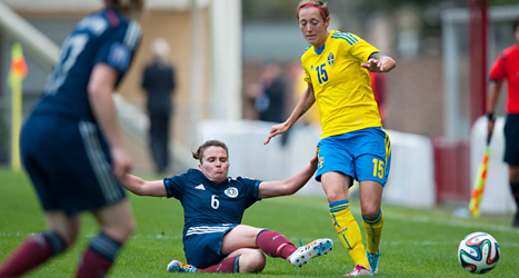 Therese Sjögran i kamp med två spelare i Skottland. Foto: Ross McDairmant/TT.