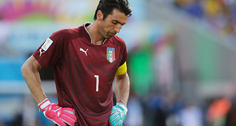 Italiens målvakt deppar efter förlusten mot Uruguay i VM. Foto:David Josek/TT.