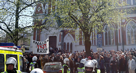 Människor protesterar mot ett rasistiskt parti i Jönköping. Foto: TT