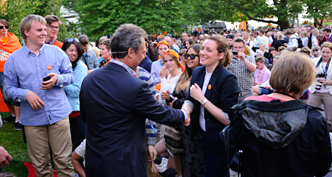 I Almedalen förra året. Folkpartiets ledare Jan Björklund träffar väljare. Foto: Henrik Montgomery /TT