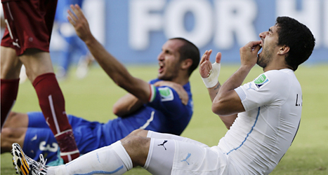 Luis Suárez i vitt och Giorgio Chiellini efter bettet. Foto: Ricardo Mazalan /TT