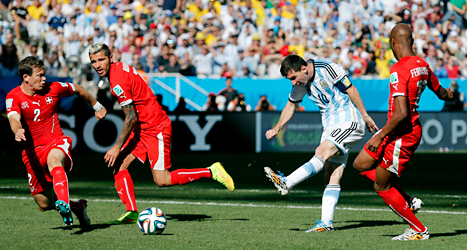 Leo Messi i Argentina skjuter ett skott i matchen mot Schweiz.
Foto: Victor R. Caivano/TT