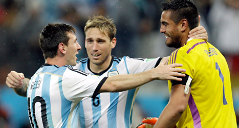 Argentinas spelare klappar om varandra efter segern mot Holland.
Foto: Victor R Caivano/TT.